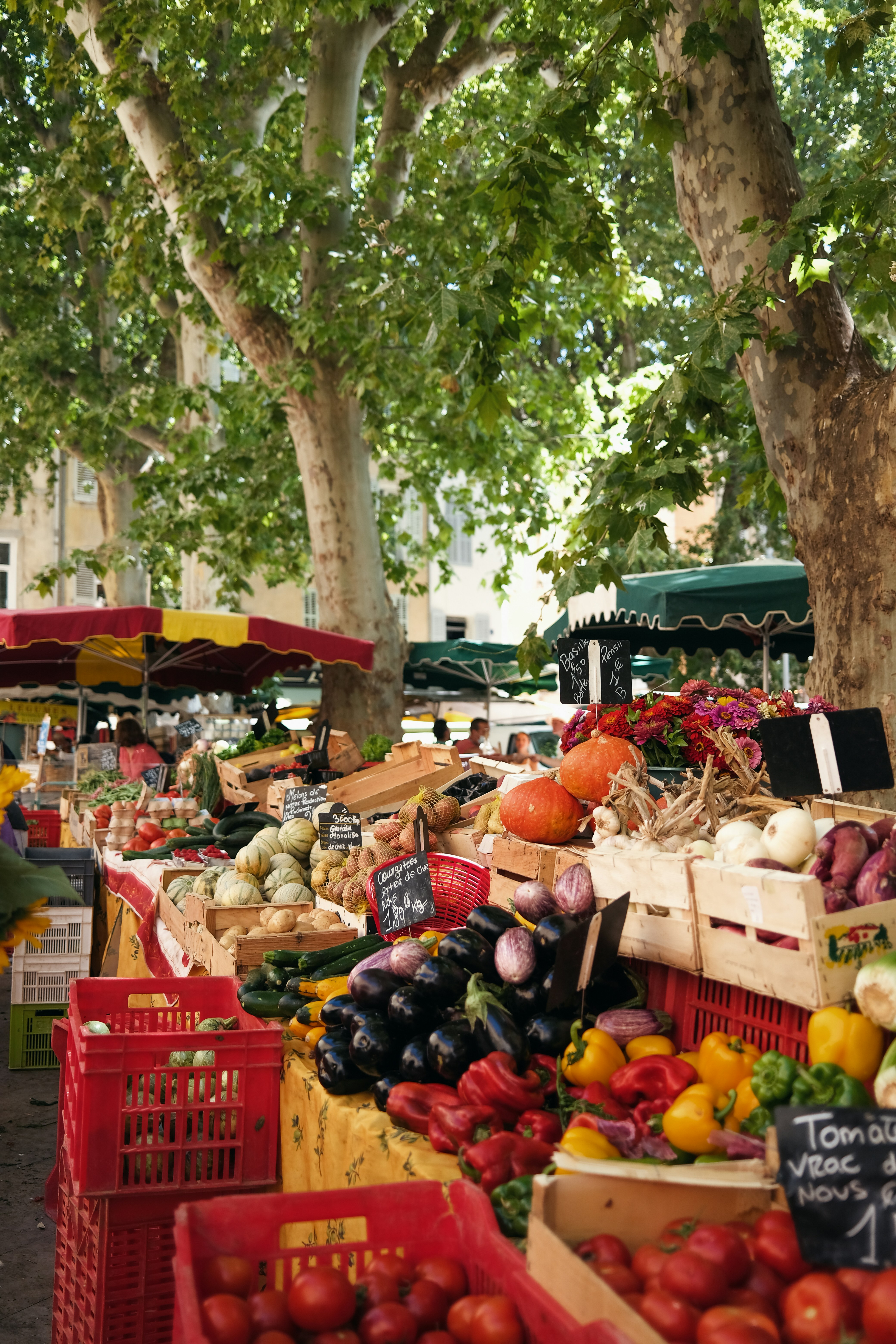 Marché local avec produits frais