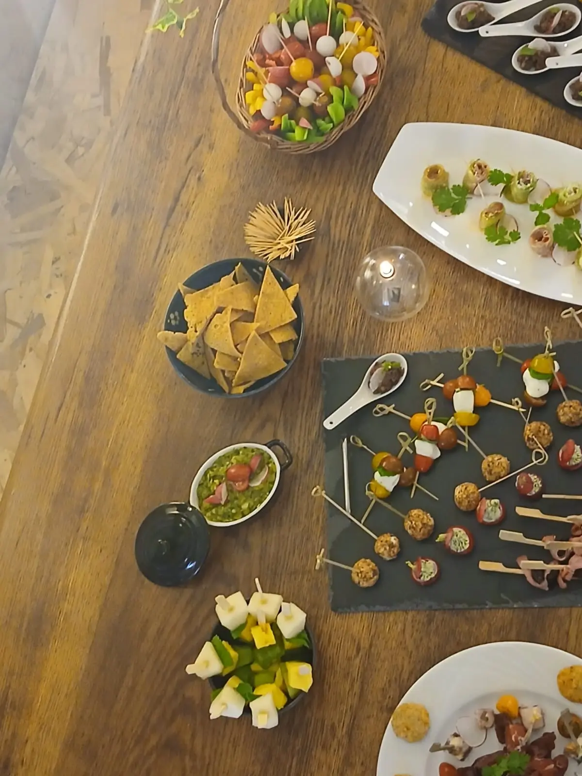 Buffet cocktail avec amuse-bouches variés, brochettes et verrines pour événement