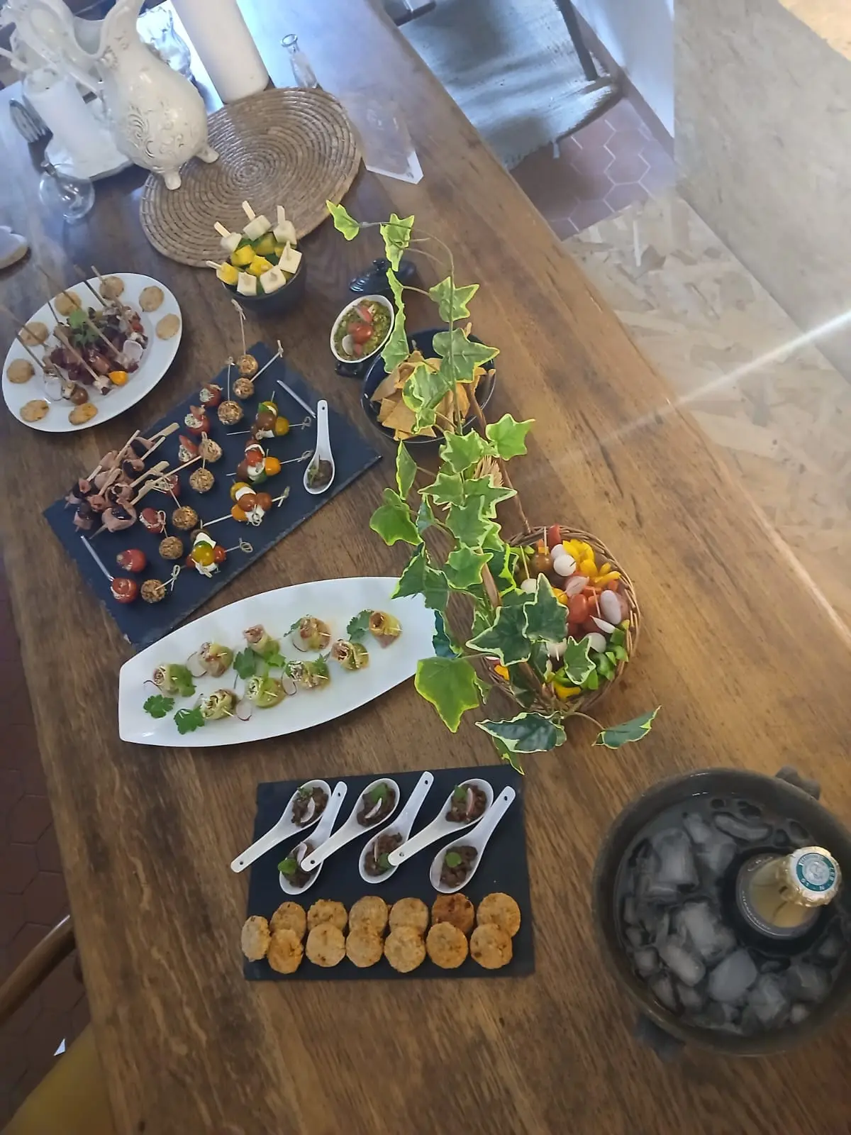 Buffet cocktail événementiel avec amuse-bouches raffinés et décoration végétale