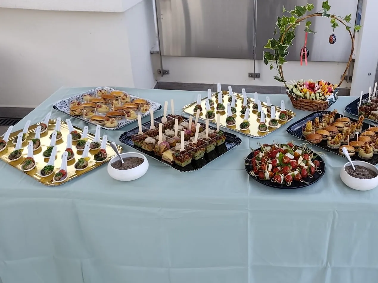 Buffet traiteur avec verrines apéritives, mini-burgers et brochettes tomate-mozzarella