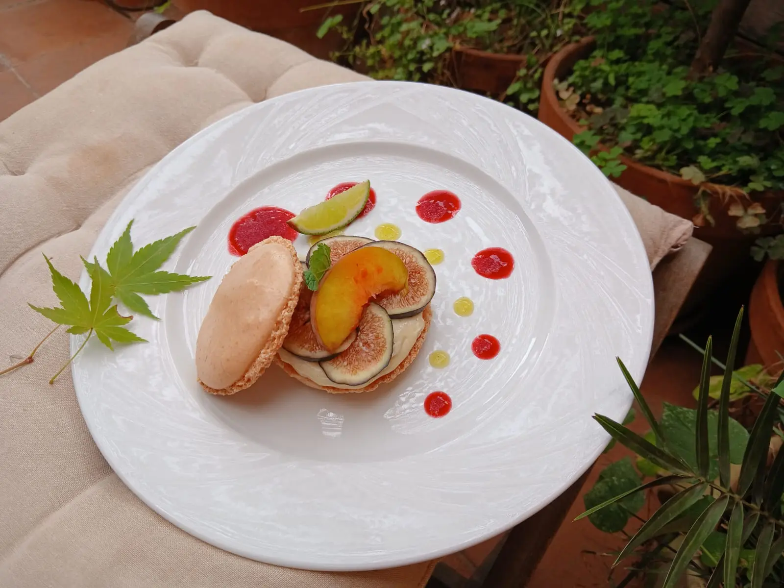 Dessert gourmand avec macaron, figues fraîches et pêche