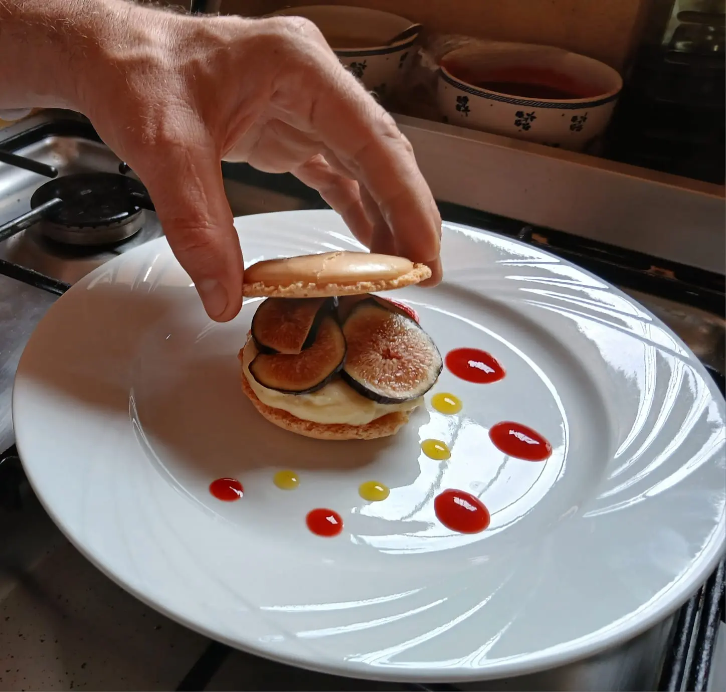 Chef dressant un millefeuille gourmand aux figues fraîches