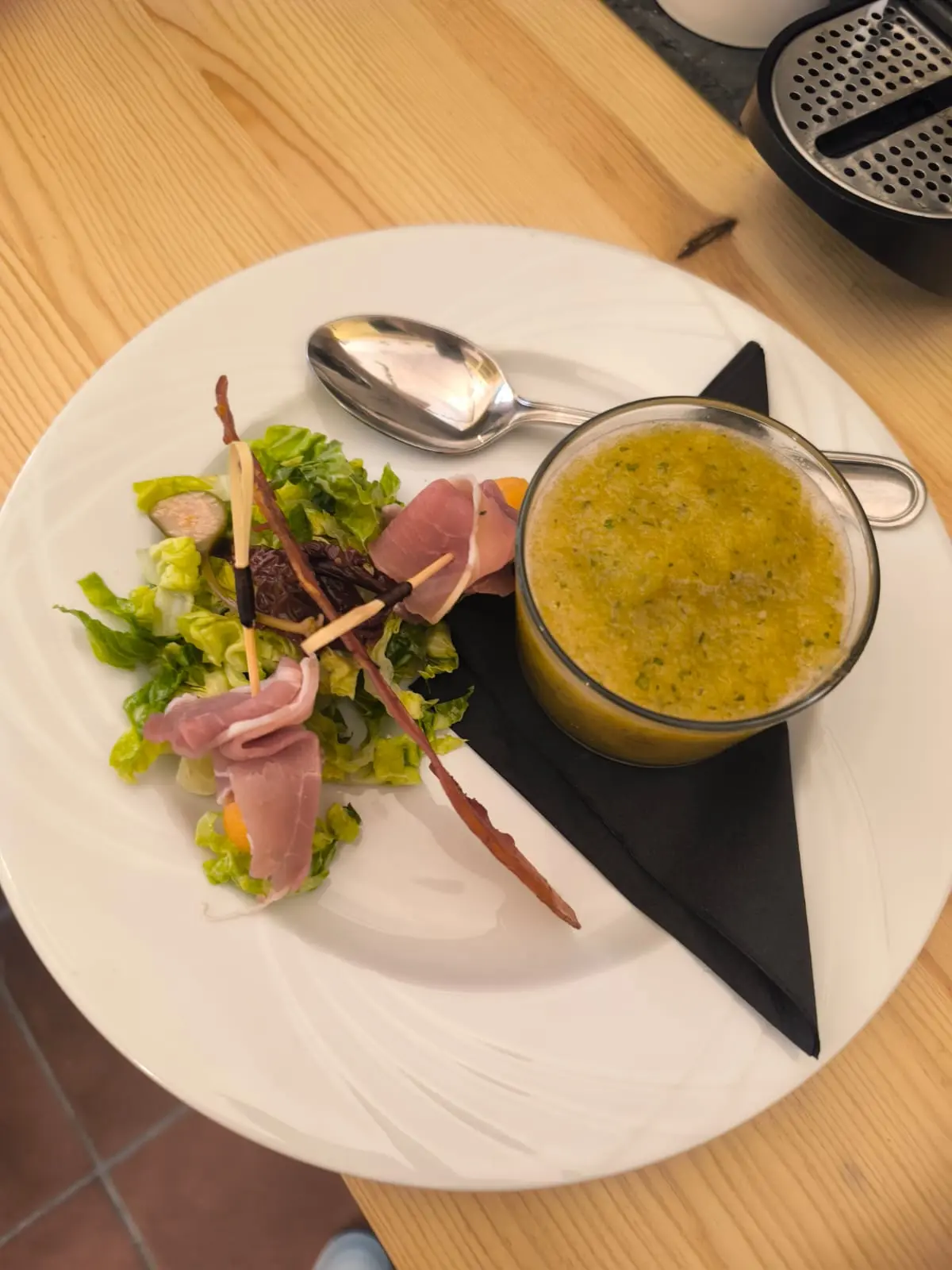 Entrée raffinée avec jambon, salade fraîche et velouté