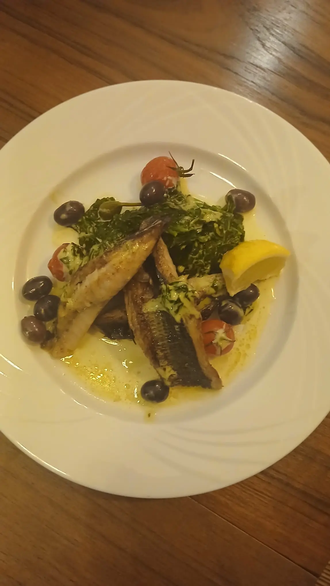 Filet de poisson aux olives noires et herbes fraîches