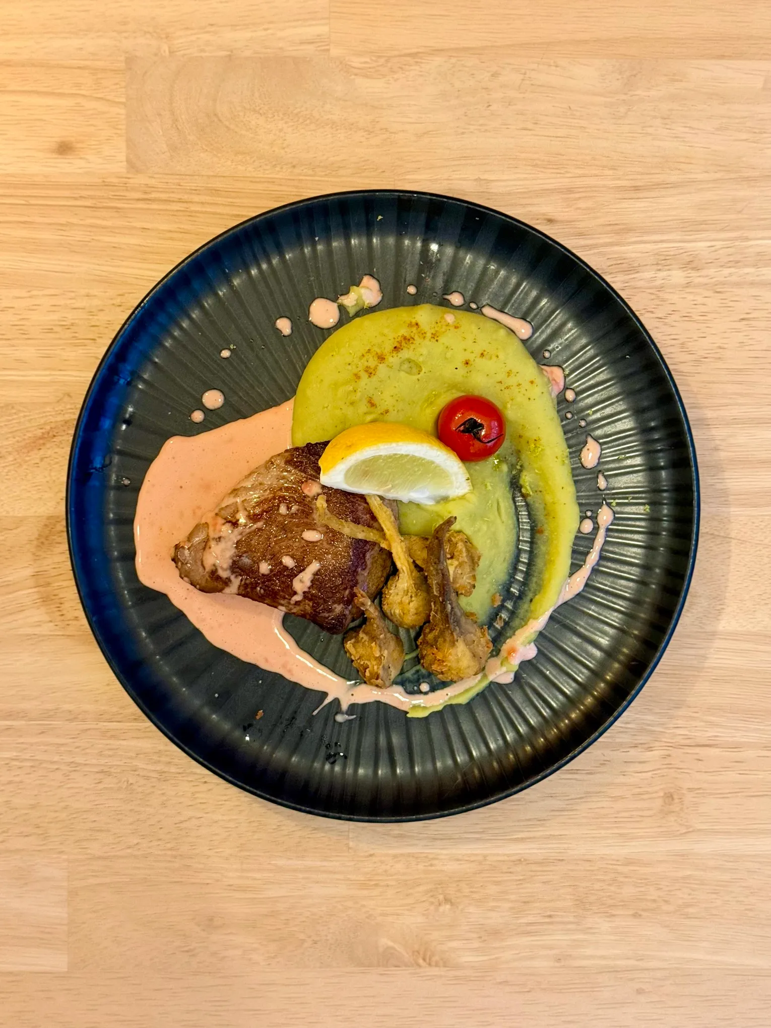 Poisson snacké sur purée verte, citron et tomate cerise
