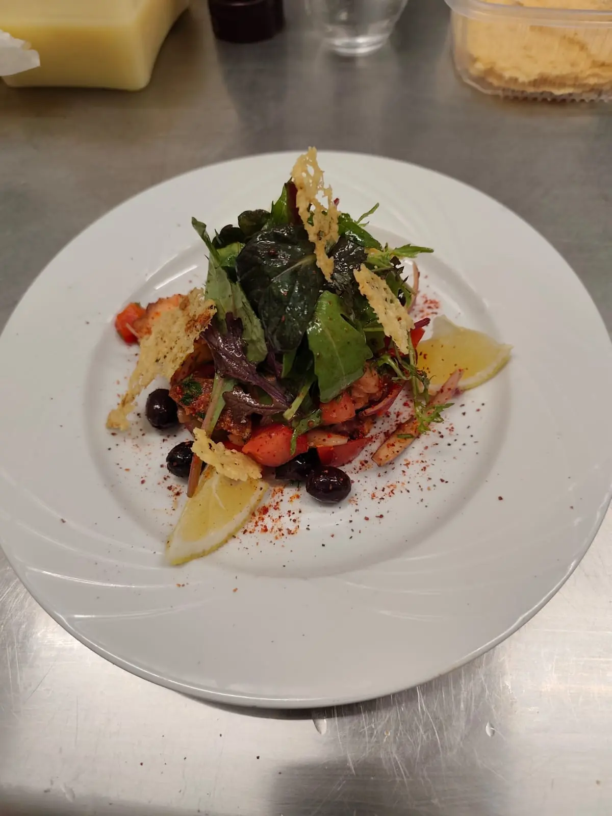 Salade méditerranéenne aux olives noires et tuile de parmesan