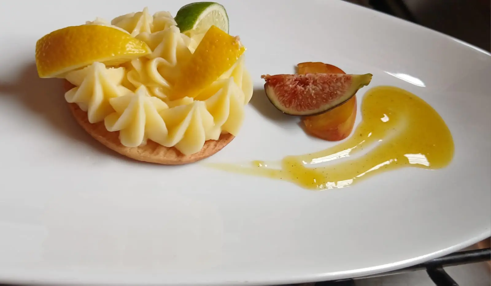 Tartelette citron meringuée avec figue et coulis passion
